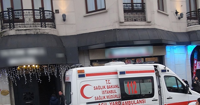 Taksim&#039;de otelin 8&#039;inci katından düştüler: 1 ölü, 1 yaralı