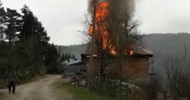 Tek katlı ev alevlere teslim oldu