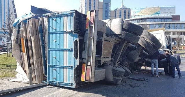 TEM bağlantı yolunda kamyonun dorsesi devrildi, yol trafiğe kapandı