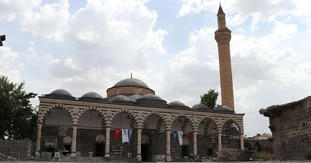 Teröristlerin yaktığı cami, Regaip Kandili&#039;nde ibadete açılıyor