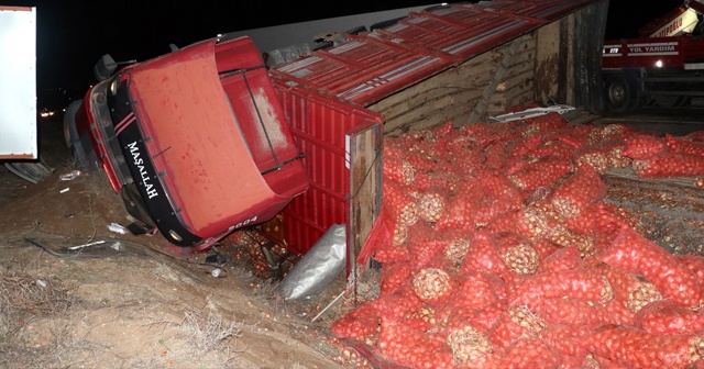 TIR&#039;la kamyon çarpıştı, soğan çuvalları yola saçıldı