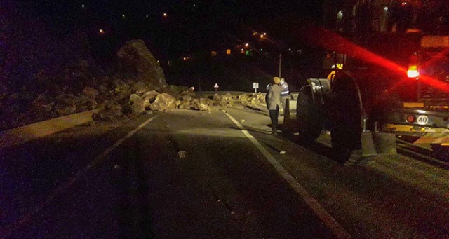 Tirebolu-Gümüşhane karayolu heyelan nedeniyle trafiğe kapandı