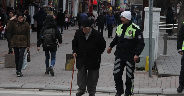 Trafik polisinden örnek davranış