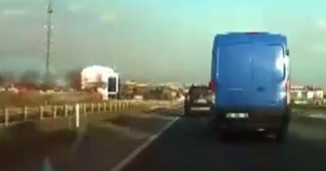 Trafikte makas atarak seyreden kargo aracı kamerada