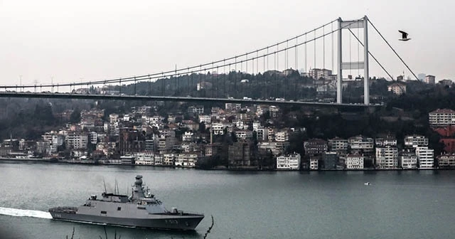 Türk savaş gemileri İstanbul Boğazı'ndan geçti