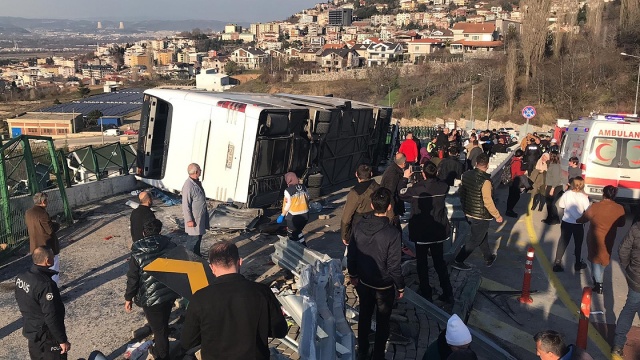 Uludağ yolunda kaza! Tur otobüsü bariyerleri aşıp devrildi