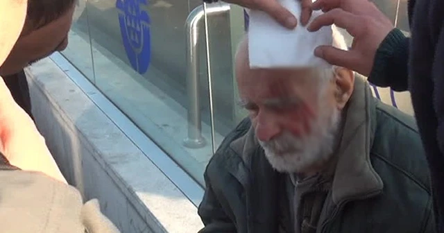 Ünlü oyuncu Hikmet Karagöz Taksim'de yürüyen merdivenden düşerek yaralandı