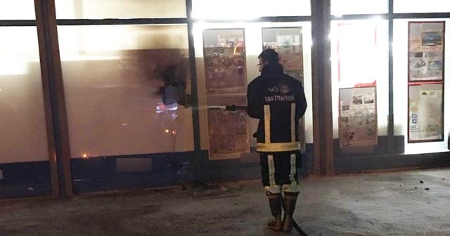 Van&#039;da bir markete molotoflu ve ses bombalı saldırı