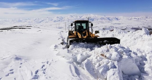 Van&#039;da kar mahalle yollarını kapattı