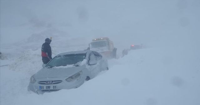 Van-Hakkari kara yoluna çığ düştü