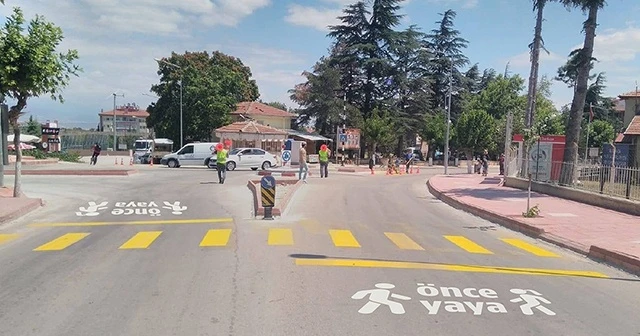 Yaya ve okul geçitlerine 'Önce Yaya' görselleri çizilecek