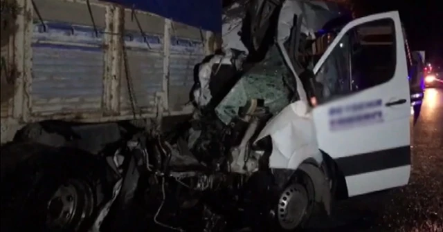 Yolcu minibüsü kamyona çarptı: 2 ölü, 10’dan fazla yaralı