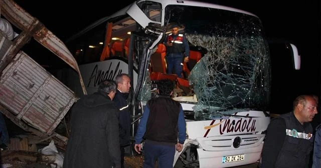 Yolcu otobüsü tıra arkadan çarptı: 2’si ağır 20 yaralı