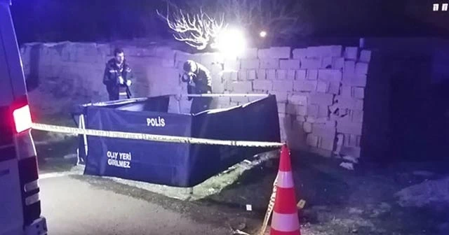 Yüksek sesle müzik dinleyen arkadaşını öldürdü