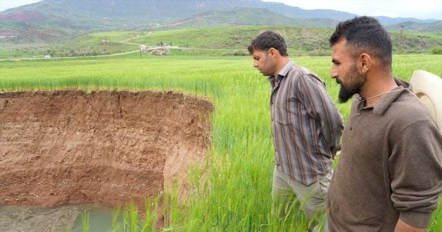 &quot;Dünya koptu&quot; deyip koşan köylüler, 40 metre çapındaki obrukla karşılaşınca gözlerine inanamadı