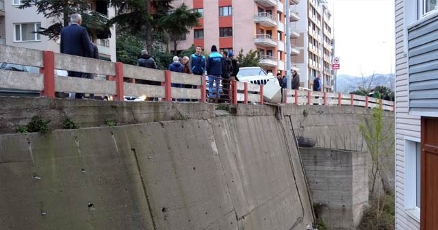 20 metreden aşağıya uçmaktan son anda kurtuldular: 2 yaralı