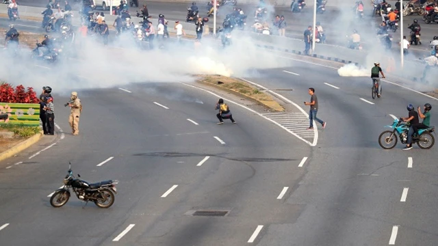ABD'den Venezuela'daki darbe girişimine tam destek