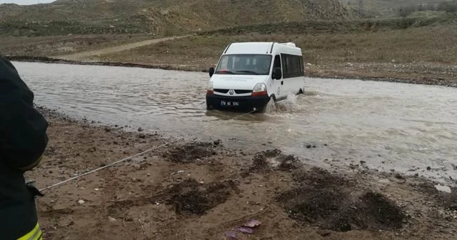 Acıçay&#039;da mahsur kalan minibüs kurtarıldı