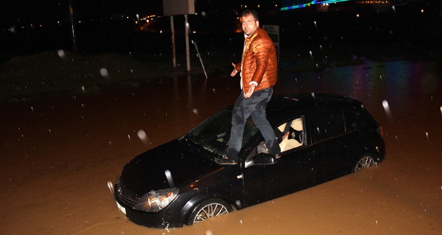 Adıyaman’da dolu ve yağmur hayatı felç etti