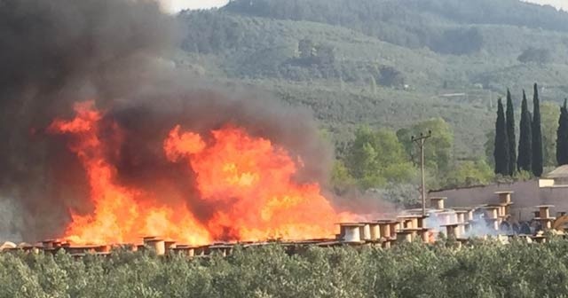 Ahşap makaralar çıra gibi yandı