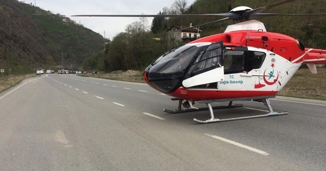 Ambulans helikopter trafik kazası sonrası yaralıyı karayoluna inerek aldı