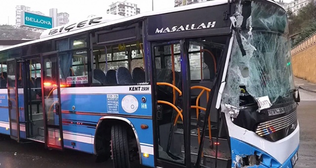 Ankara&#039;da özel halk otobüsü belediye temizlik aracına çarptı