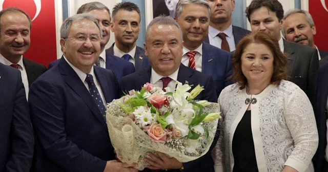 Antalya’da Muhittin Böcek görevi devraldı