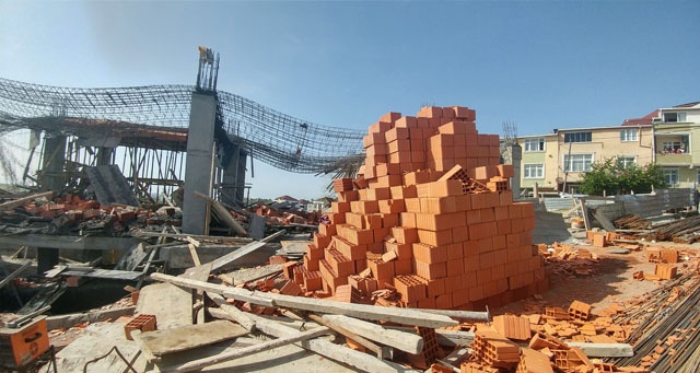 Arnavutköy&#039;de bir inşaatta beton dökümü sırasında 2 işçi molozların altında kaldı