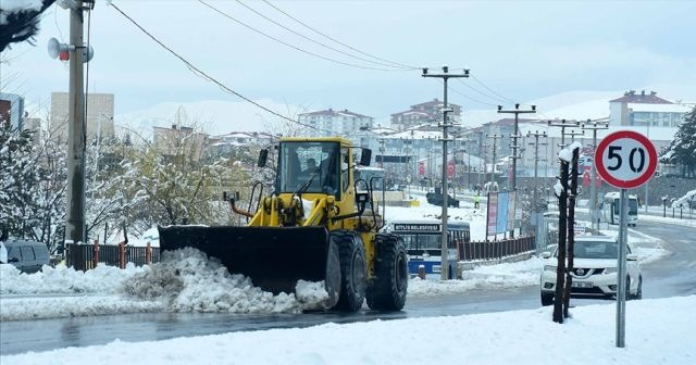 Baharda yağan kar ulaşımı aksattı