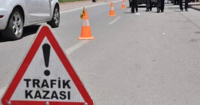 Bakırköy'de alt geçide çarpan tır devrildi