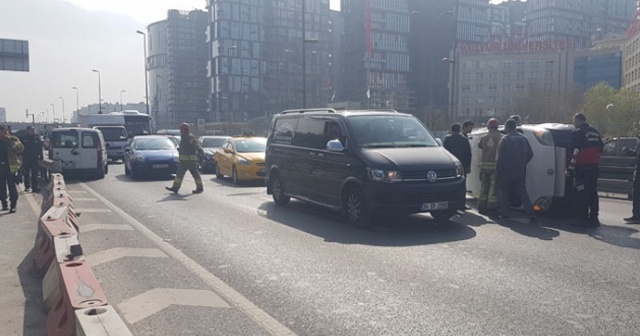 Bariyerlere çarpan araç takla attı, E-5’te trafik durma noktasına geldi