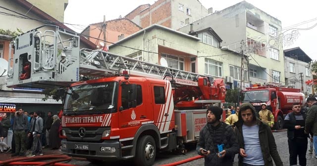 Beyoğlu’nda 4 katlı binanın çatısında korkutan yangın