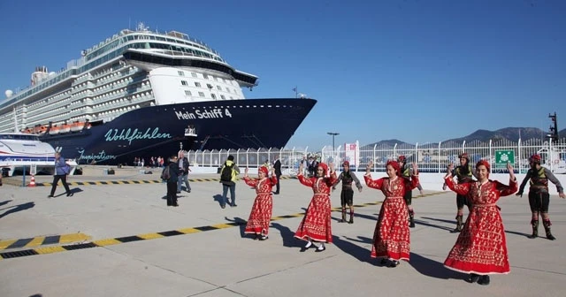 Bodrum&#039;da 13 katlı dev yolcu gemisine folklor ekibi ile karşılama