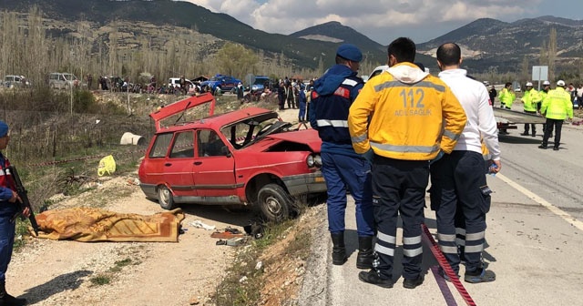 Burdur&#039;da trafik kazası: 1 ölü 2 yaralı