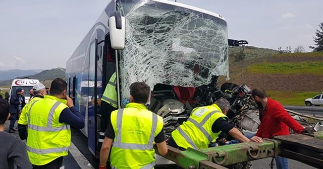 Bursa&#039;da yolcu otobüsü TIR&#039;a çarptı! Çok sayıda yaralı var