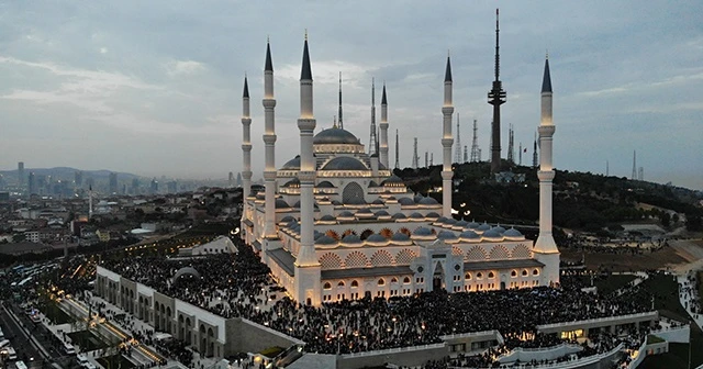 Büyük Çamlıca Camii’ne binlerce genç akın etti