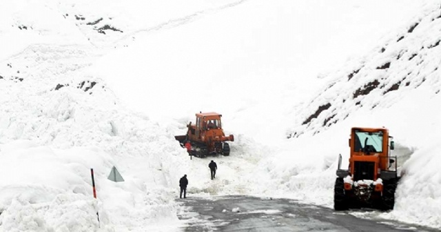 Çığın kapattığı Hakkari-Şırnak kara yolu ulaşıma açıldı