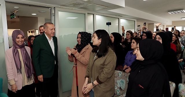 Cumhurbaşkanı Erdoğan’dan kız yurduna ziyaret