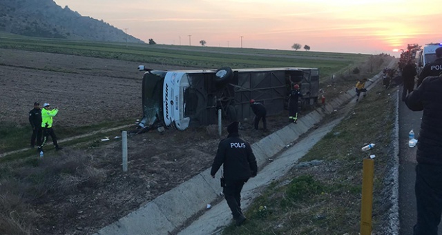 Denizli&#039;de otobüs şarampole devrildi: 2 ölü, çok sayıda yaralı var