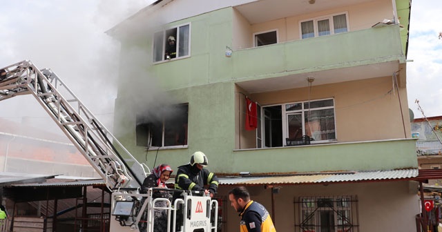 Elektrik sobasından çıkan yangında 4 kişilik aile son anda kurtuldu