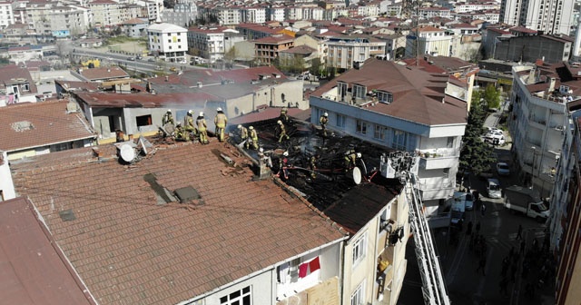 Esenyurt&#039;ta bir evin çatısında yangın çıktı