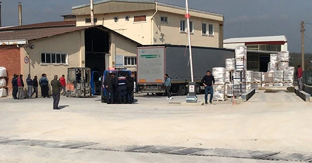 Fabrikaya karton getiren TIR'dan mülteciler çıktı