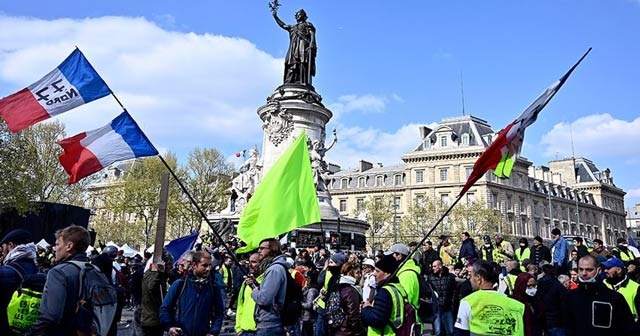 Fransa&#039;da sarı yelekliler yeniden sokaklarda