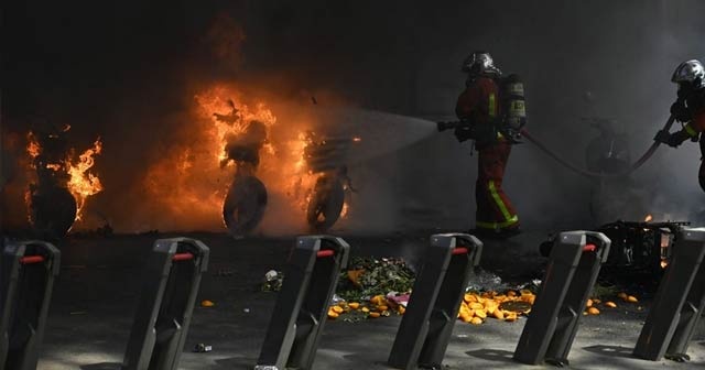 Fransa&#039;da sarı yelekliler yine sokaklarda