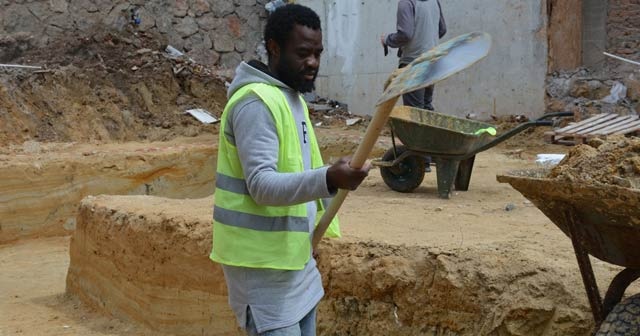 Futbol için ülkesini terk eden Kamerunlu, gündelik işlerde çalışıyor