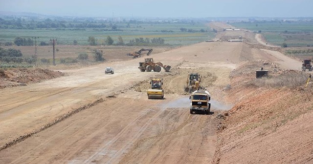 Hafriyat kamyonundan üzerine çakıl dökülen işçi hayatını kaybetti