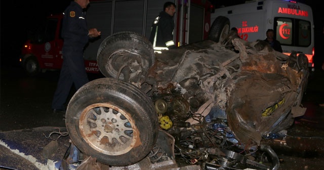 Hurdaya dönen otomobilden yaralı olarak kurtuldular