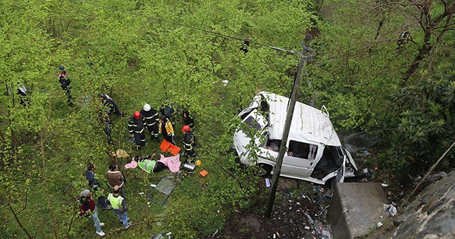 İşçileri taşıyan minibüs fındık bahçesine devrildi: 7 yaralı