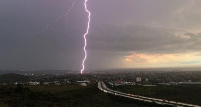 İskenderun Körfezi&#039;nde gün batımında şimşek şöleni