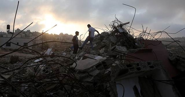 İsrail Filistinli aileye evini kendi elleriyle yıktırdı